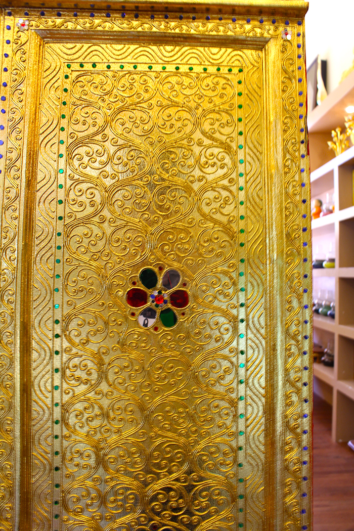 ตู้ที่เป็นรูปทรงสี่เหลี่ยมคางหมู ลงรักปิดทองคำเปลว ทั้งหลัง
พร้อมด้วยความประณีตในการเดินลายเส้นลงรักปิดทอง 
โดยช่างผู้ชำนาญในการจัดทำตู้พระไตรปิฎกมาอย่างยาวนาน 